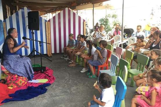 La BiblipPlaya de Telde distrae a los menores con cuentos y canciones/TA.